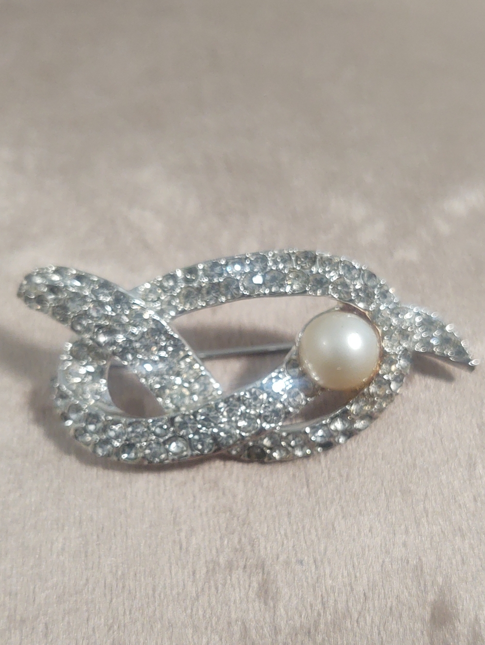 Vintage Ribbon Swirl Rhinestone and Pearl Brooch